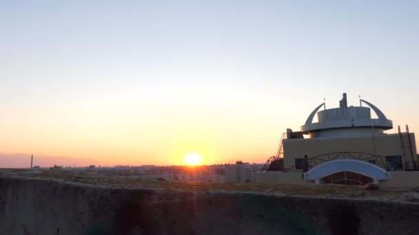 4k - tazza di caffè in piedi sul tetto del cielo al tramonto . — Video Stock