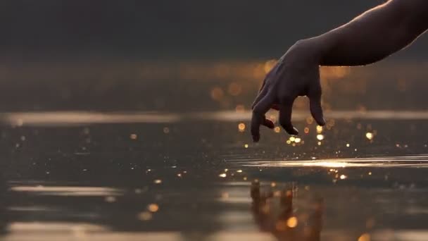 Dos dedos masculinos saltan graciosamente sobre la superficie de un lago — Vídeos de Stock