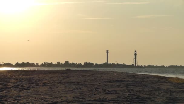 Schuimende golven op Dzharylhach eiland bij een prachtige zonsondergang — Stockvideo