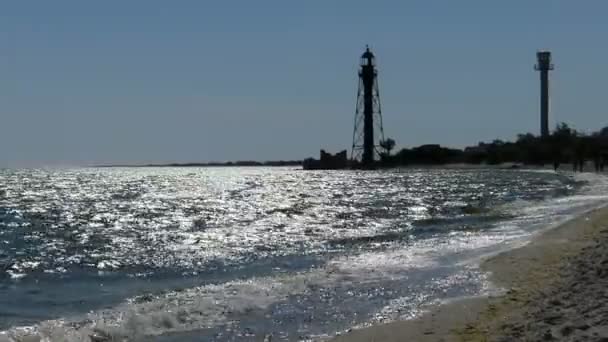 Grens toren op Dzharylhach eiland aan de kust van de Zwarte Zee bij zonsondergang — Stockvideo