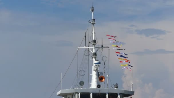 der Fahnenmast auf der Steuersektion des Dampfschiffs mit Flaggen in Slo-mo
