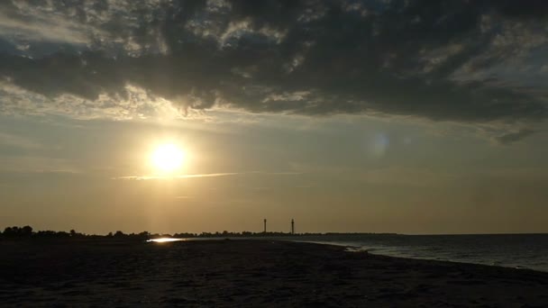 Egy csodálatos naplemente Dzharylhach szigeten nyáron slo-Mo — Stock videók