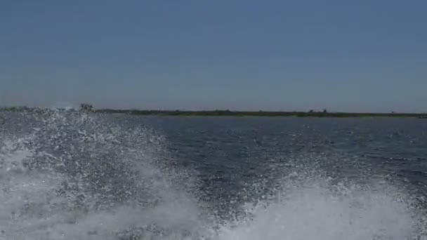 Water bubbles following the moving motorboat in slo-mo — Stock Video