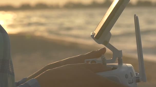 女性手操作 quadracopter 海岸的控制面板 — 图库视频影像