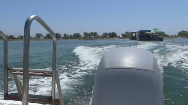Um motor de lancha empurra o barco a motor rápido no Mar Negro — Vídeo de Stock