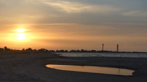 De gouden kust van de Zwarte Zee bij zonsondergang in slo-mo — Stockvideo