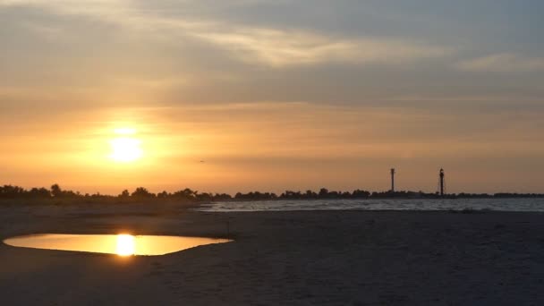 スローモーションで夕暮れ時の黒海の夢のような海岸 — ストック動画