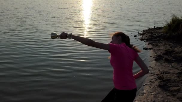 Jonge vrouw verheugt zich op de overwinning met een kampioen kom in slo-mo — Stockvideo