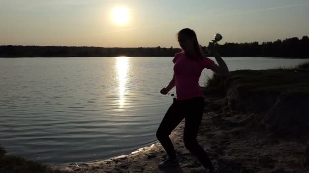 Mujer feliz se regocija por la victoria con un bol campeón en slo-mo — Vídeo de stock