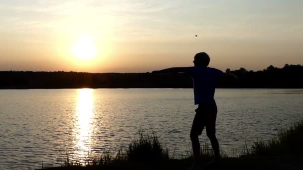 Muž s blond vlasy slaví s jeho šampion mísu při západu slunce v slo-mo — Stock video