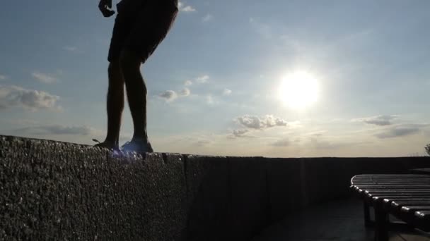 Las piernas masculinas bailan en los platos de una pared de terraplén en Kiev en slo-mo — Vídeo de stock