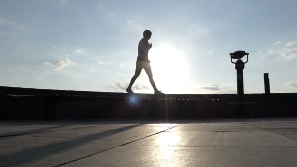 Sarışın adam dansları slo-mo Dnipro Nehri'nin beton duvara — Stok video