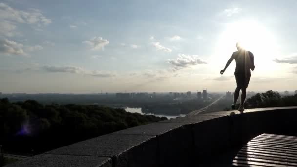 Fröhlicher Mann tanzt auf einer Böschung des Dnipro in slo-mo — Stockvideo