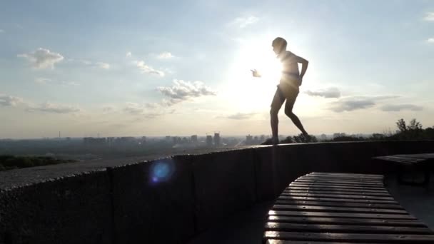 Smart Man tanzt auf einer Aussichtsplattform in Kyiv im Slo-mo — Stockvideo