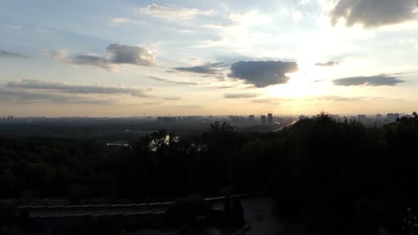 Jovem estudante se levanta e olha através de um livro ao pôr do sol em slo-mo — Vídeo de Stock