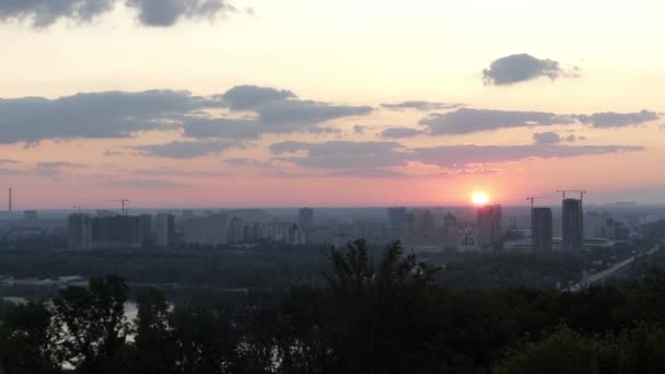 Арти держит солнце в руках на закате в Киеве в сло-мо — стоковое видео