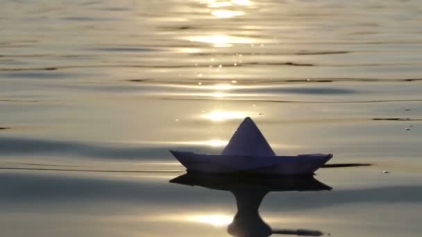 素敵な紙の船はスローモーションの夕日森の湖に浮かぶ — ストック動画