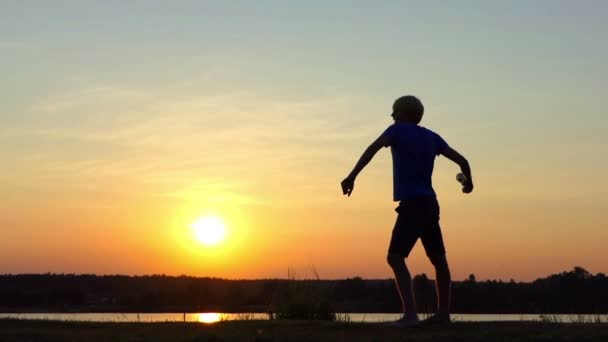 Hombre deportivo levanta su tazón ganador felizmente en un lago en slo-mo — Vídeos de Stock