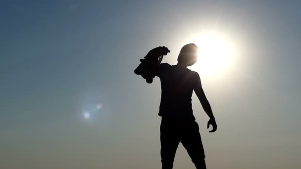 Joven levanta un paquete de medallas ganadoras al atardecer en slo-mo — Vídeo de stock