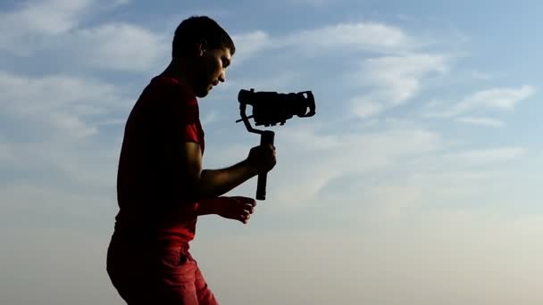 Young cameraman shoots somebody with a steadicam in slo-mo — Stock Video