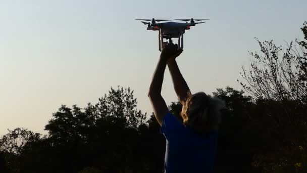 Vidám ember tartja a repülő drone, a forgó lapátok a slo-mo — Stock videók
