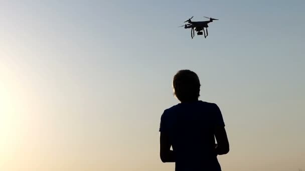 Mladý muž ovládá létající quadracopter pomocí své panelů v slo-mo — Stock video