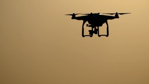 Latający quadracopter na zewnątrz o zachodzie słońca w slo-mo — Wideo stockowe