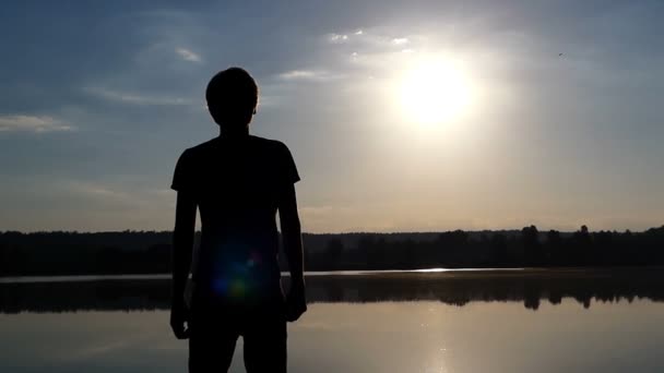 Lycklig man stansar med handen som skådespelare vid solnedgången i slo-mo — Stockvideo