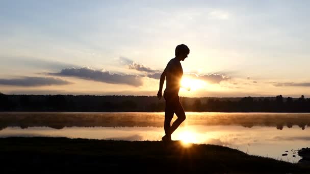 El hombre gracioso hace un paseo lunar de Michael Jackson al atardecer — Vídeo de stock