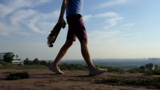 Jambes masculines marcher avec beaucoup de médailles sur une voie en été — Video