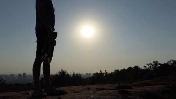 Fier homme lève ses médailles au coucher du soleil en été à Montréal- mo — Video