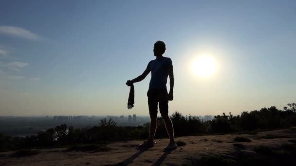 Joven muchos levanta muchas medallas al atardecer en verano en slo-mo — Vídeos de Stock