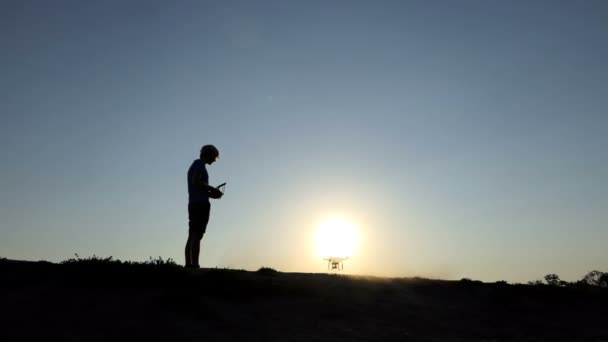 El hombre moderno controla el vuelo de un dron volador en Kiev en slo-mo — Vídeos de Stock