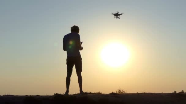 Młody człowiek działa lotu drone latający w Kijowie w slo-mo — Wideo stockowe