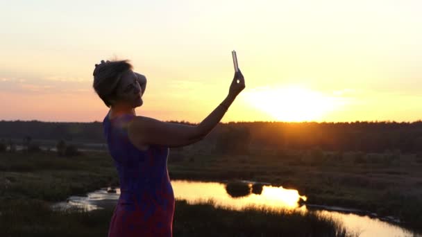 Çekici kadın saçları tarak ve slo-mo onun Aynaya bakar — Stok video