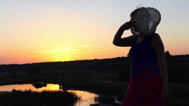 Mujer sonriente baila profesionalmente en una orilla del lago — Vídeos de Stock