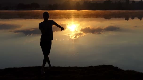Przystojny mężczyzna tańczy taniec towarzyski o zachodzie słońca — Wideo stockowe