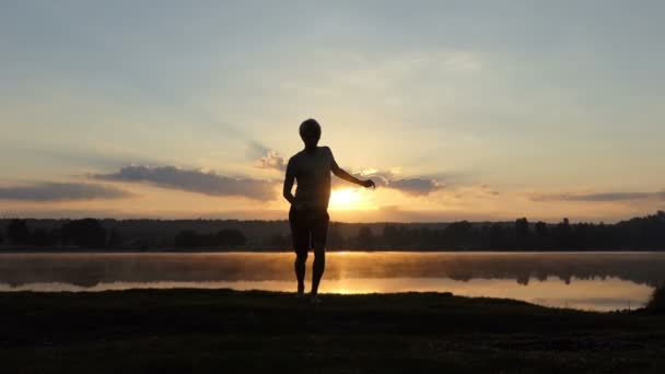 Dançarino profissional de jive ao pôr do sol em câmera lenta . — Vídeo de Stock