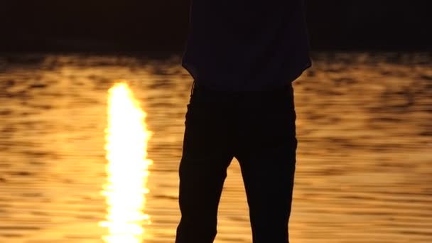 Jovem pratica ioga em um banco de lago ao pôr do sol em slo-mo — Vídeo de Stock