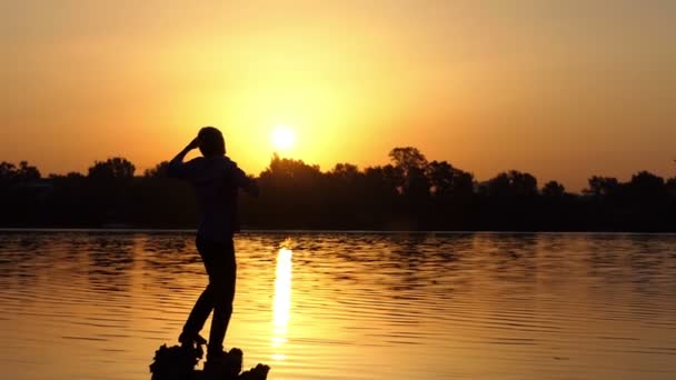 Mladý muž ukazuje palcem nahoru na jezero v slo-mo — Stock video