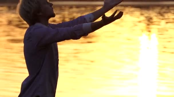 L'homme européen pratique le yoga sur les racines des arbres au coucher du soleil — Video