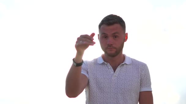 Молодой серьезный парень показывает жест прочь в замедленной съемке — стоковое видео