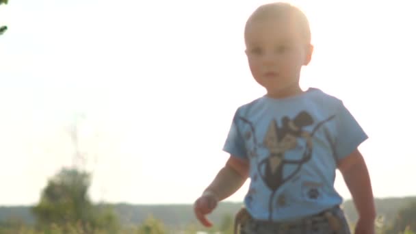 Kleine jongen en zeepbellen bij zonsondergang in slow motion. — Stockvideo