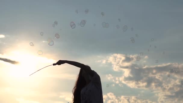 Varita mágica con muchas burbujas de jabón en cámara lenta al atardecer . — Vídeos de Stock