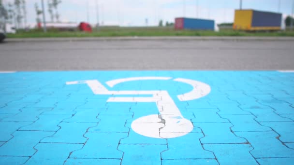 Mit weißer Farbe beschmiert: Schild für Behindertenparkplätze auf dem Bürgersteig — Stockvideo