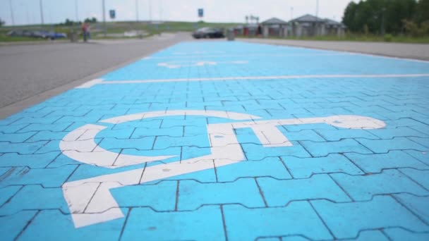 Pintura branca pintado um sinal para estacionamento com deficiência no pavimento — Vídeo de Stock