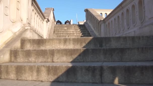 La caméra monte les marches vides d'un vieil escalier au ralenti . — Video