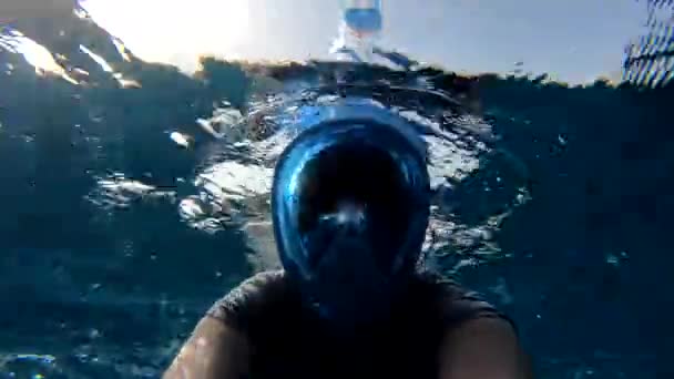 Donna eccitata in maschera nuoto e guardando direttamente nel Mar Rosso in slo-mo — Video Stock