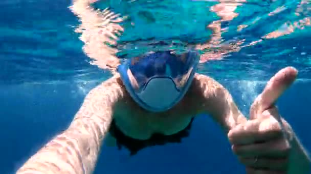 Mujer feliz en una máscara mostrando un gesto de pulgar hacia arriba en el Mar Rojo en slo-mo — Vídeo de stock