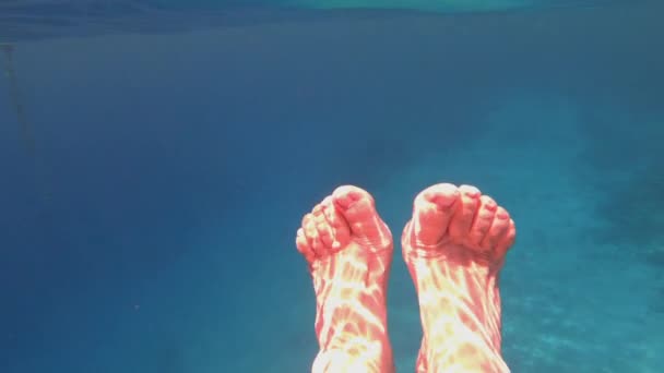 Vrouwelijke voeten bewegen zich hilarisch onder water in de Rode Zee in slo-mo — Stockvideo